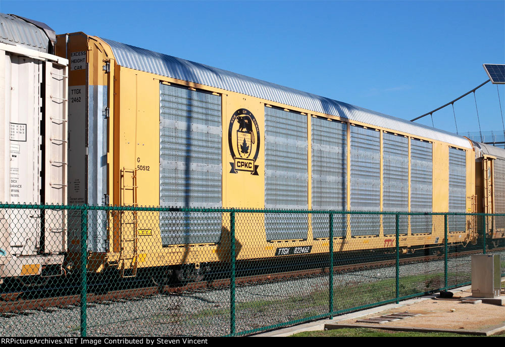 TTGX #822462 has bi-level rack with CPKC logo.